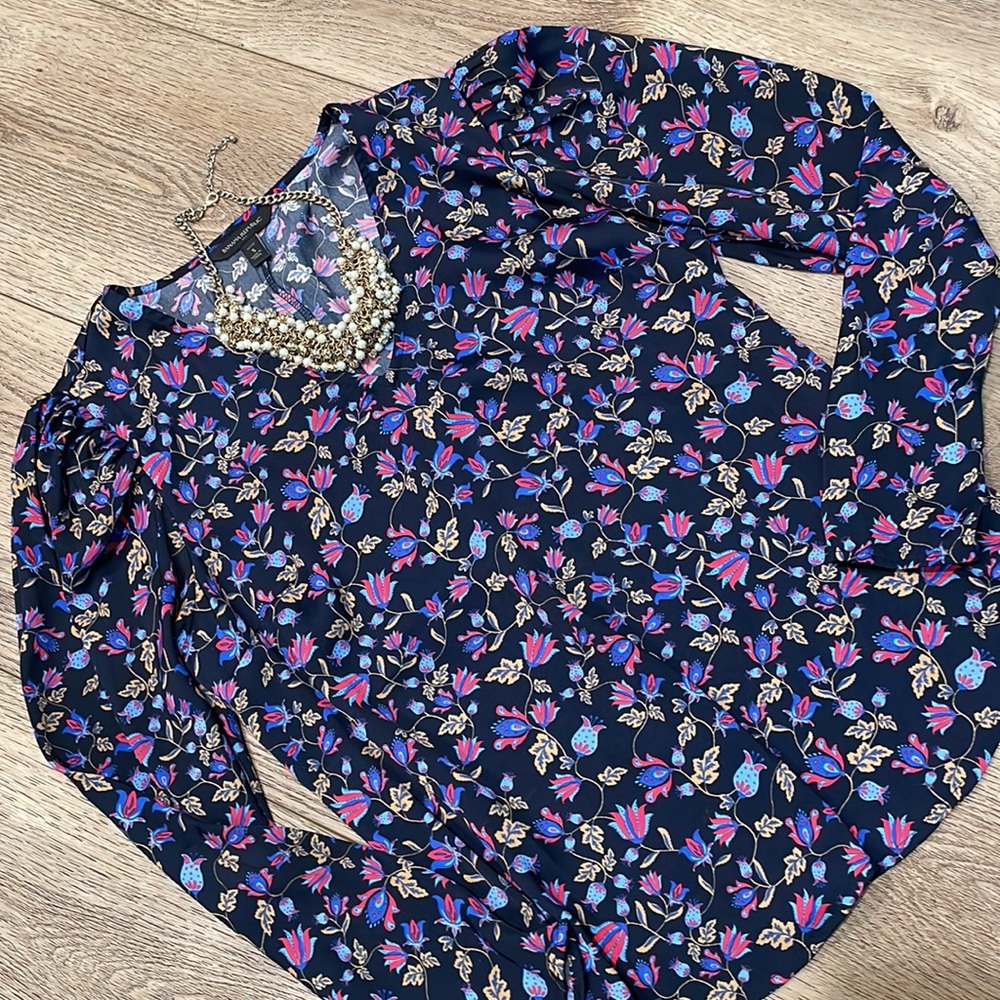Banana Republic Small petite navy/black floral blouse - feels silky- puff sleeve
